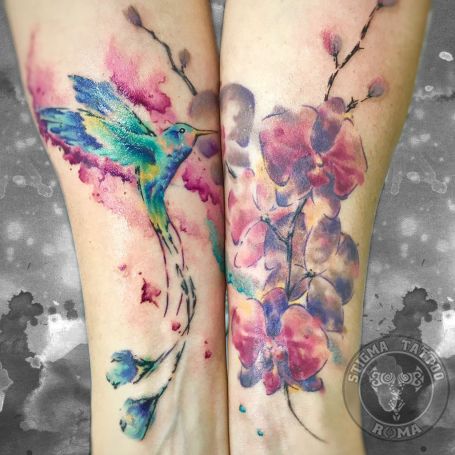 tatuaggio colibrì fiori